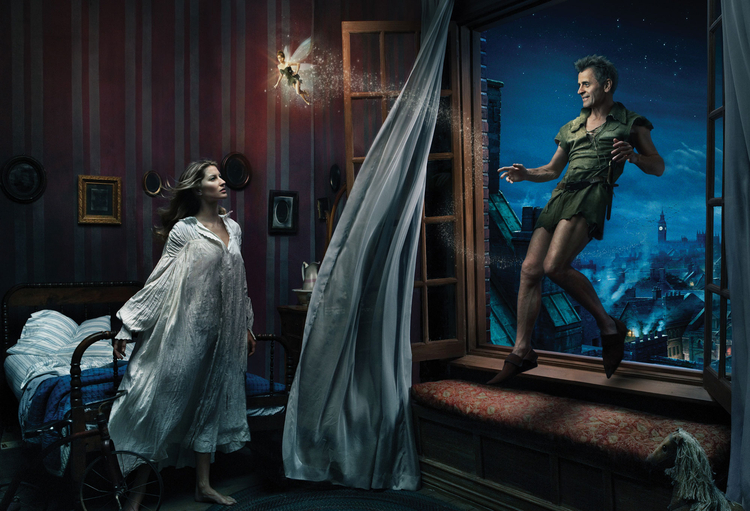 Gisele Bundchen, Mikhail Baryshnikov i Tina Fey w scenie z "Piotrusia Pana"fot. Annie Leibovitz